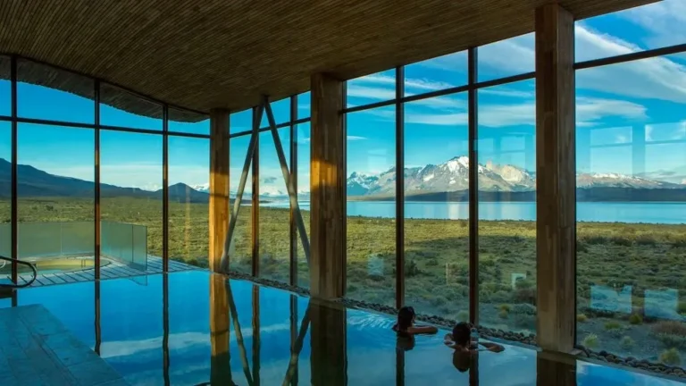 Luxury Glass Resorts America: Architectural Excellence & Guest Experience